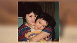 阿娇晒童年与妈妈合照 倚妈妈怀中浓眉大眼可爱十足