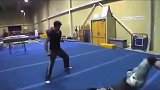 这是斯科特阿金斯在为拍终极斗士做训练的视频，因为腿法了得被很多人说是特效终极斗士
