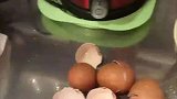 小孩尝试做鸡蛋饼，结果变成鸡蛋蛋糕
