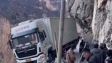 大货车卡在山路无法动弹，这种情况该怎么挽救