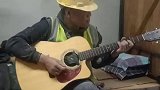 工地上的男吉他手，还是有艺术细胞的