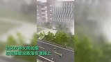 威海等地遭强对流天气：瓦片被狂风刮落砸穿车玻璃，冰雹铺满地面