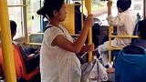 孕妇坐公交被侮辱：穷的连车都打不起，还生什么孩子