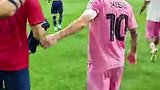 赛后梅西与阿什拉夫交换球衣