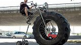 美国小伙改装自行车，装上拖拉机的车轮，骑上路吸引众人目光！