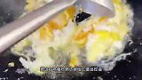 东北小饭馆特别受欢迎的蛋酱油麦菜，做法简单，清脆爽口酱油浓郁