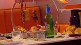 男子吃烧烤，看到隔壁桌剩下没动的猪蹄