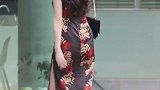 时尚街拍气质的典雅的美女穿搭有范，旗袍穿在她身上凹凸有致！