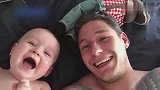 宝宝超爱爸爸，只要和爸爸躺在一起，莫名其妙的就开始傻笑不止