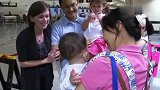 被遗弃的漂亮宝宝，得到外国夫妇的收养，紧紧地抱着新妈妈