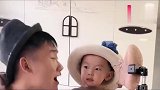 两岁萌宝拿着拖鞋当话筒唱歌，这虎爹也是够可以的了，厉害了