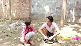 短剧：小甜甜和来福吃“火药辣条”，没想来福被辣的爬到了树上