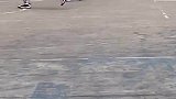 男生拍摄灌篮视频，一不小心把篮筐扣掉了