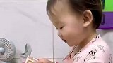 孙女模仿奶奶数钞票，眼神和动作狠狠拿捏！