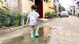 高兴第一次穿上雨靴,直接在姥姥家释放天性啦！