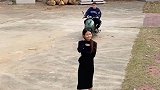 女子出门遭遇抢劫，你绝对猜不到她的反应