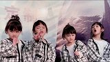 妈妈带着四个长得一样的小美女出门，路人看到后都惊呆了
