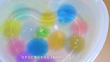 水宝宝的新玩法！小伙往里面注入了七种颜料，画面太好看了