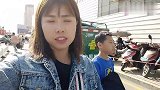 单亲妈妈真能干，给孩子筹备圆锁庆典，买糖选盒子你觉得会选哪个
