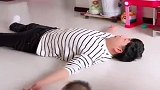 爸爸假装晕倒，下一秒宝宝反应，真是哭笑不得！