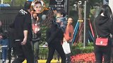 baby为老公庆生后带儿子逛商场，小海绵含着安抚奶嘴小辫抢镜
