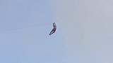 斯里兰卡一男子放风筝时未及时松手 被风筝带到十多米空中