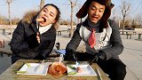 急性子老婆和慢性子老公吃西餐，老公才开始老婆就吃完了，真搞笑