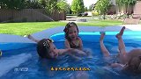 四胞胎跟爸妈来到户外玩水，竟然玩起了这些游戏，真的是太可爱了