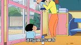 蜡笔小新：小新趁着老师在打扫，在玻璃上画了一个猪头，太可爱了