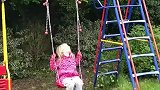 小女孩在荡秋千，小猫来参一脚，结果悲剧了