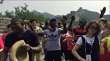 爆新鲜-20160704-黑人小哥牵手中国大妈 长城上嗨跳广场舞