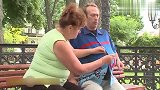 街头恶搞刺一刺爆破声响起，大肚腩瞬变小蛮腰