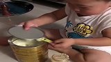 儿子知道奶粉贵，多一点都不行，真是个懂事的宝宝