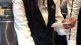 网红奶茶小姐姐来了，小姐姐站起来也太甜了，心动的感觉