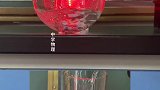 圆底烧瓶和圆柱杯子盛水后，成的像为什么不同