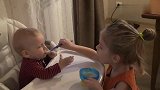 宝宝我肚子好饿，姐姐你喂快一点啊！这姐弟俩也太萌了