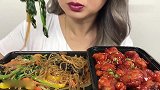 韩国妹子吃炒面和酸甜排骨，这搭配很适合午餐吃