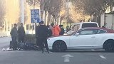 外卖小哥逆行撞坏崭新宾利 目击者：车主说都不容易，赔三万就成
