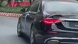 气场完全不如上一代，全新奔驰迈巴赫S级实车上路！