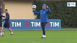 意大利国家队训练备战阿根廷 新帅迪比亚吉奥小秀脚法