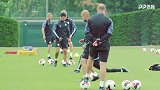 深藏功与名！曼城季前训练瓜帅淡定秀停球 球员压力山大
