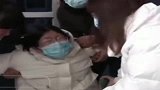 母亲推车过程中，被男子开车撞飞，女儿跪地求人还母亲公道！