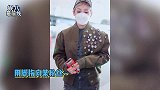 不尊重人？宁静在机场大秀穿搭，却频繁用脚指粉丝被吐槽没礼貌