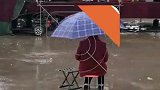 豫剧演出中突然下雨 台下只剩大妈打着伞在雨中坚守