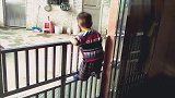 趁妈妈不注意，1岁萌宝爬上小门架表演了门上舞还唱歌，惊险啊