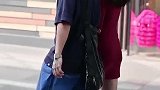 街拍时尚美女达人，波浪卷发美女抹胸连衣裙与男友一起逛街