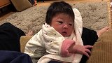 萌化了！吃饱喝足的新生儿像树袋熊一样趴着，好想抱走
