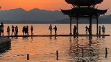 浙江杭州：路人无意中拍下男女舞伴夕阳下西湖边跳舞画面