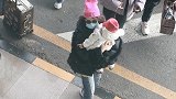 章子怡带娃现身怀抱小儿子 女儿挥手打招呼萌化众人