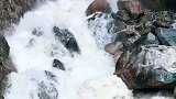 天山上飞泻而下的大瀑布